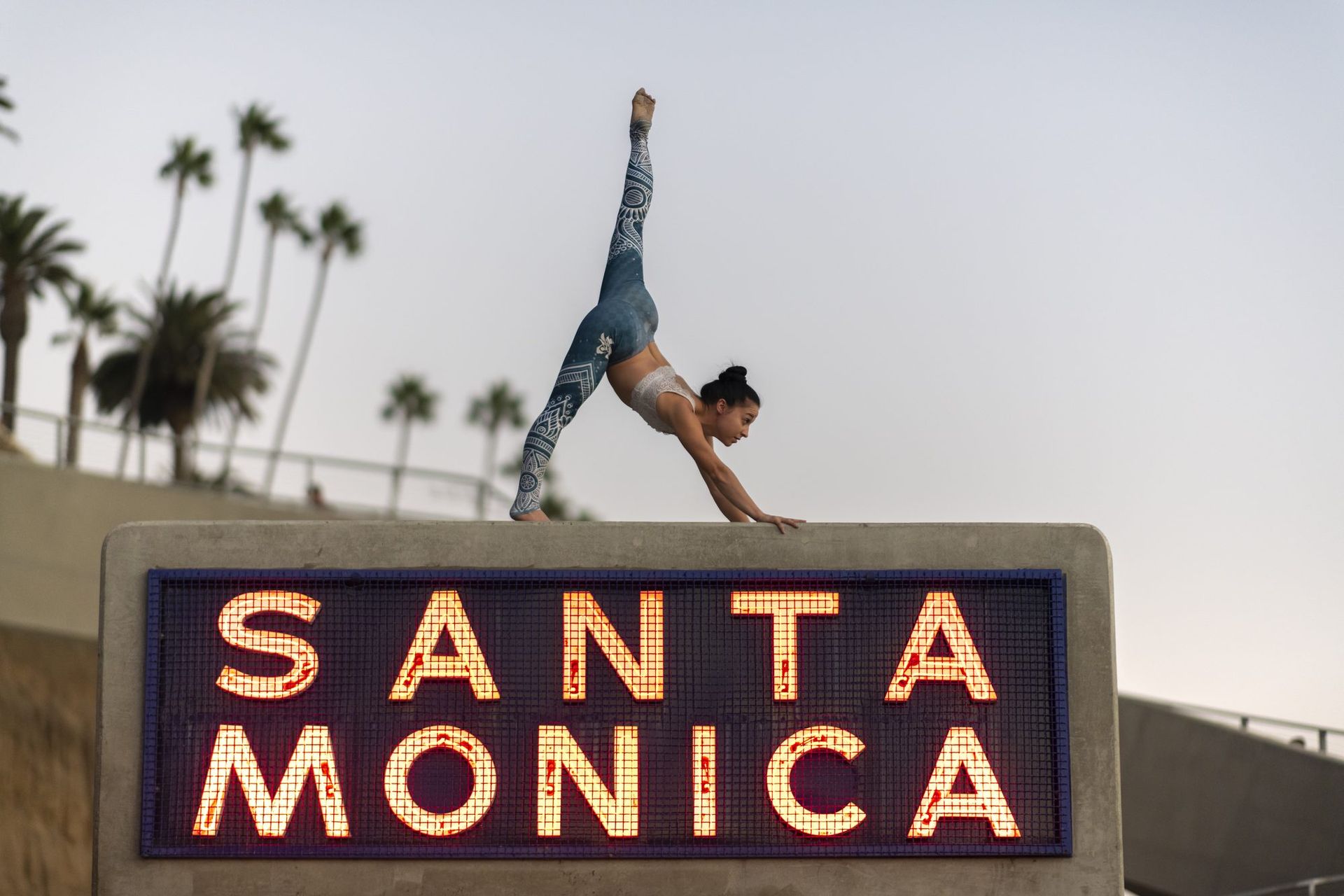 Posture au-dessus de l’enseigne de Santa Monica